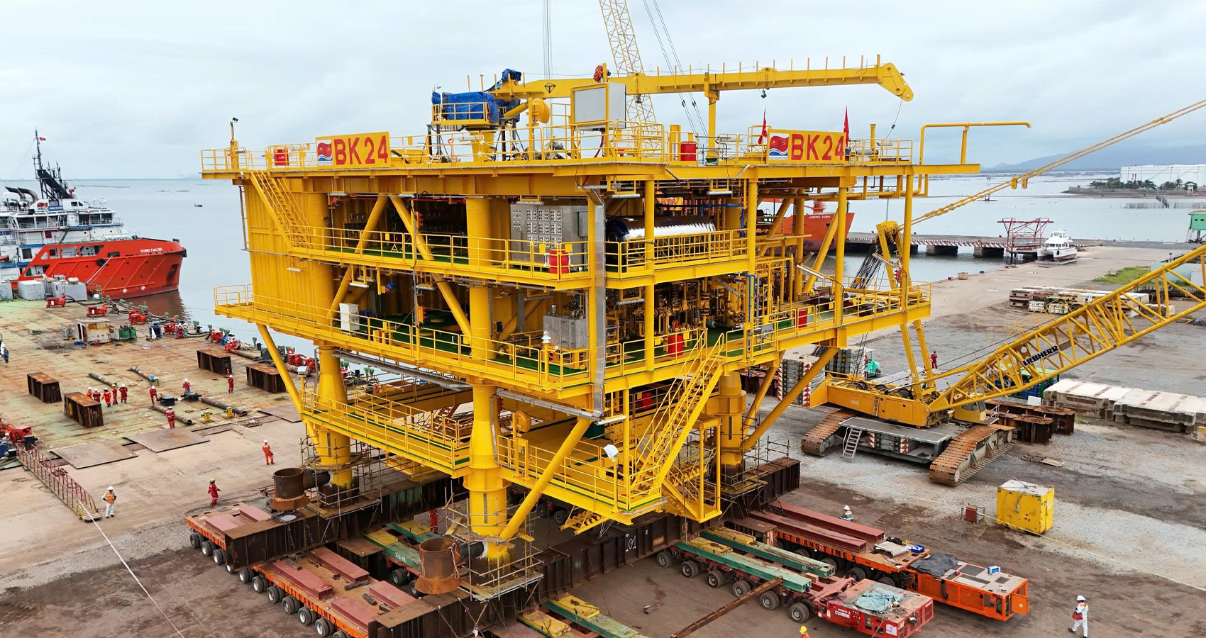 TTAT Vietsov - Trung tâm An toàn và Bảo vệ Môi trường Vietsovpetro Xí nghiệp Xây lắp - Vietsovpetro lắp đặt thành công Khối thượng tầng giàn BK-24, mỏ Bạch Hổ