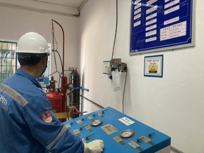 TTAT Vietsov - Trung tâm An toàn và Bảo vệ Môi trường Vietsovpetro Dịch Vụ Nạp Khí và Nạp Chất Chữa Cháy