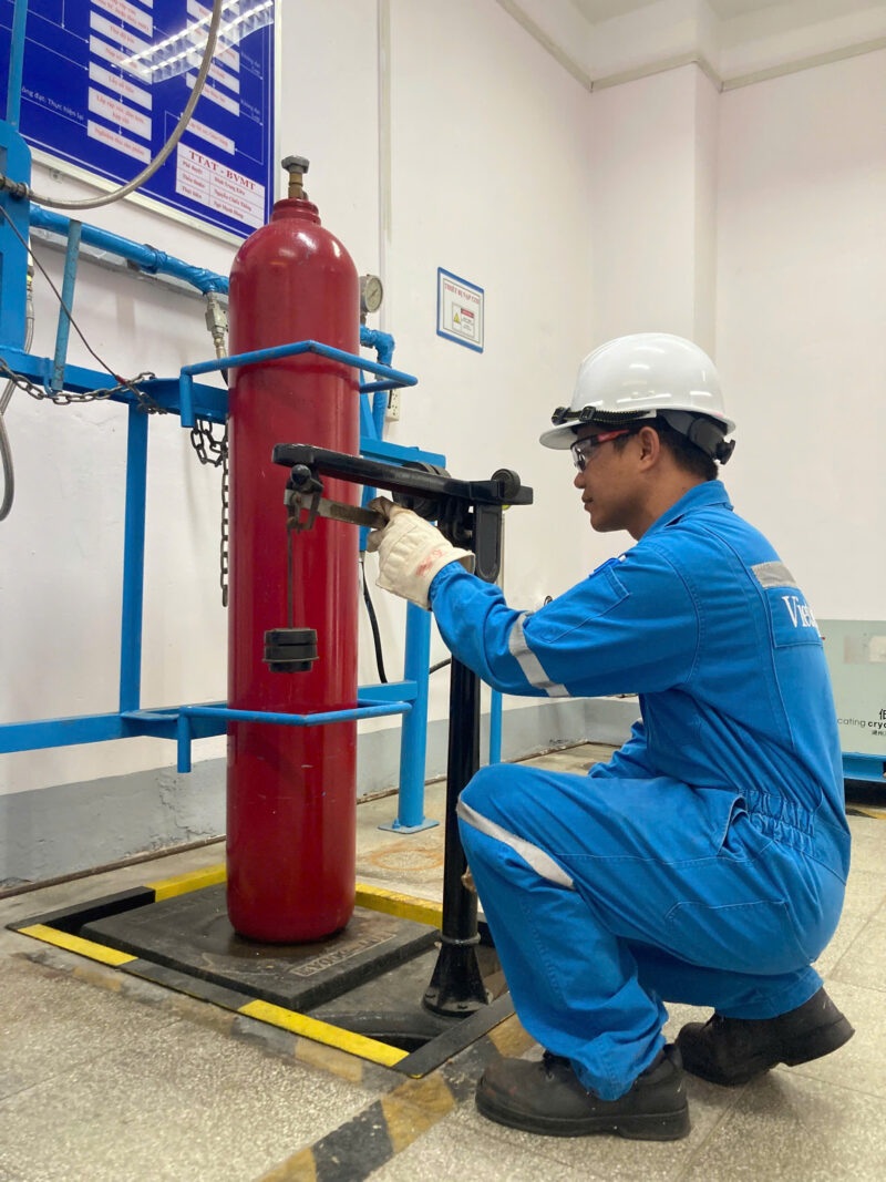 TTAT Vietsov - Trung tâm An toàn và Bảo vệ Môi trường Vietsovpetro Dịch Vụ Nạp Khí và Nạp Chất Chữa Cháy