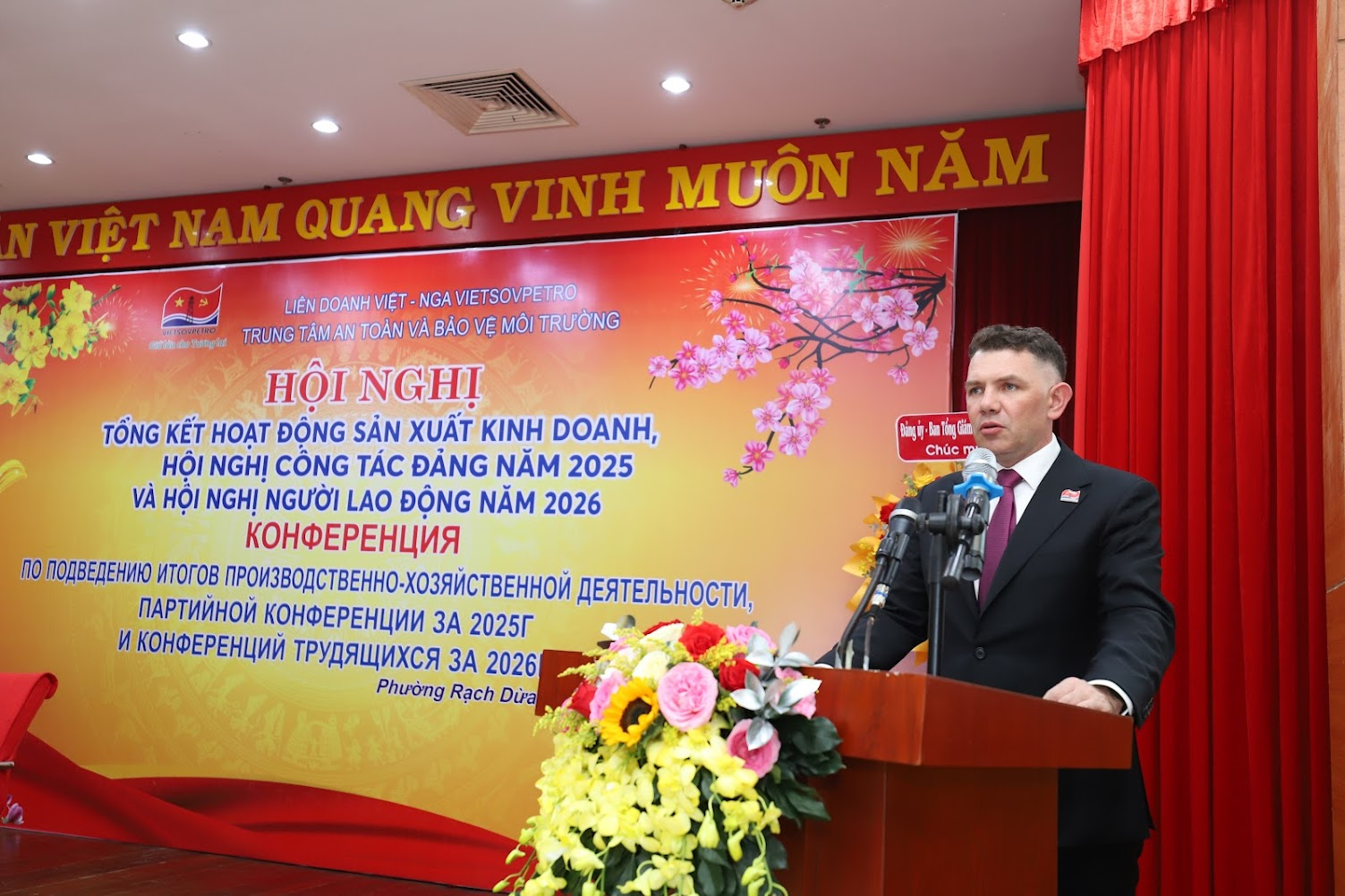 TTAT Vietsov - Trung tâm An toàn và Bảo vệ Môi trường Vietsovpetro TTAT&BVMT tổ chức Hội nghị Tổng kết năm 2025 và Phương hướng năm 2026 Ông Ушаков А.А – Giám đốc TTAT-BVMT trình bày báo cáo tổng kết hoạt động năm 2025 và Kế hoạch năm 2026