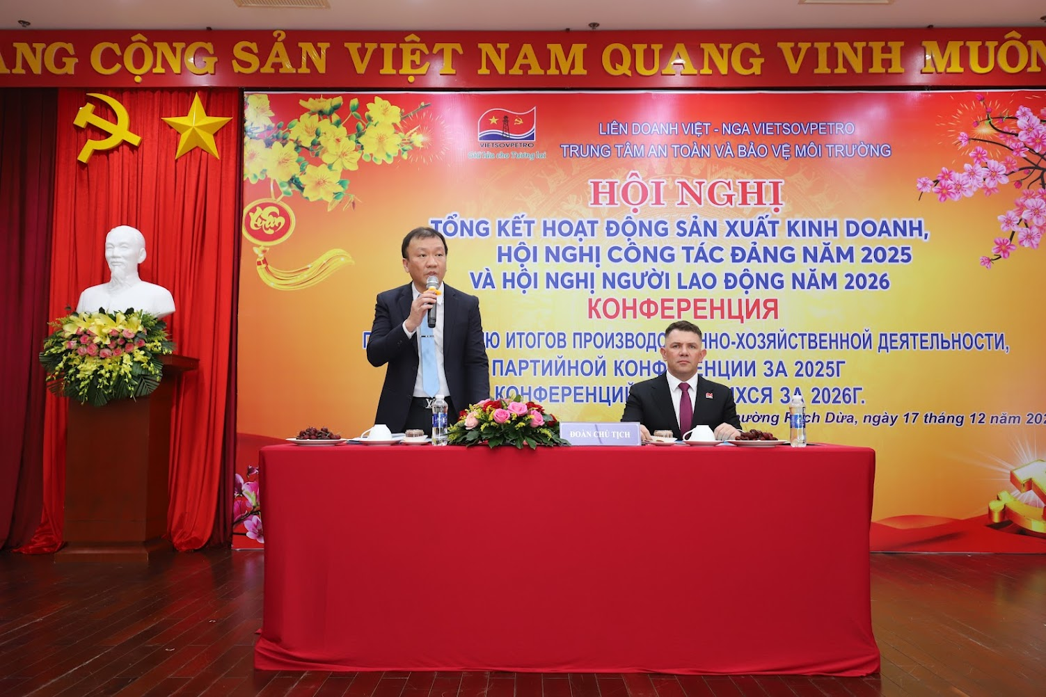 TTAT Vietsov - Trung tâm An toàn và Bảo vệ Môi trường Vietsovpetro TTAT&BVMT tổ chức Hội nghị Tổng kết năm 2025 và Phương hướng năm 2026 Ông Đinh Trung Kiên thay mặt tập thể TTAT-BVMT gửi lời cảm ơn sự quan tâm, chỉ đạo sát sao của Ban Lãnh đạo Vietsovpetro và cam kết nỗ lực hoàn thành các chỉ tiêu năm 2026