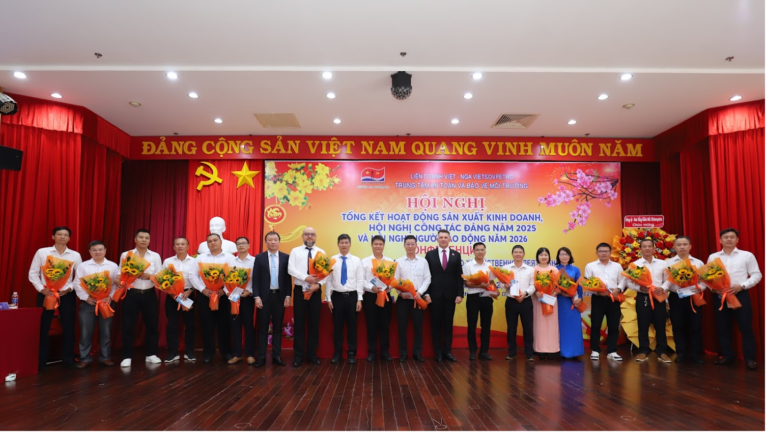 TTAT Vietsov - Trung tâm An toàn và Bảo vệ Môi trường Vietsovpetro TTAT&BVMT tổ chức Hội nghị Tổng kết năm 2025 và Phương hướng năm 2026 Trao thưởng cho các cá nhân, tập thể có thành tích xuất sắc năm 2025