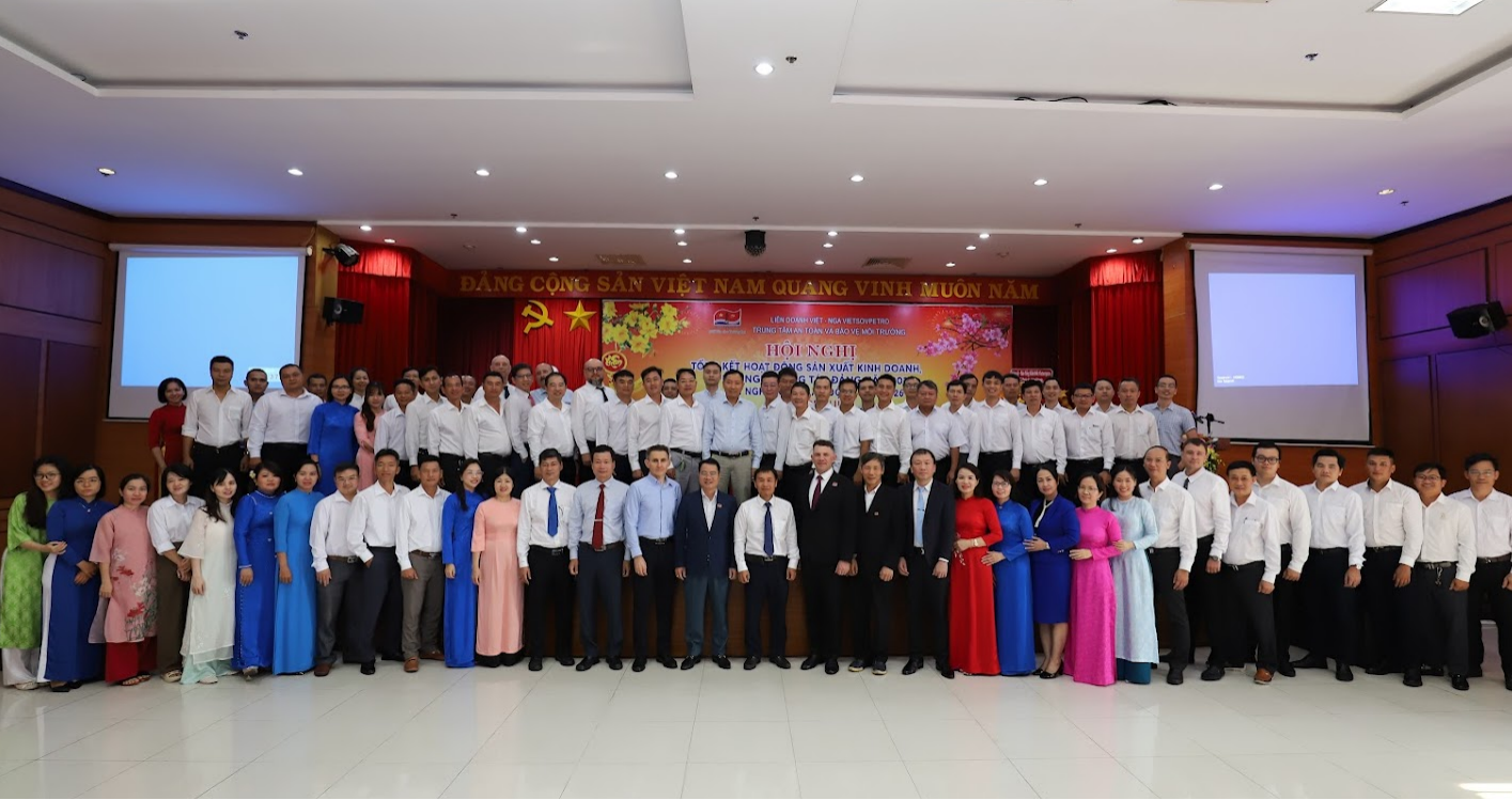 Khách mời, lãnh đạo và CBCNV tham dự hội nghị