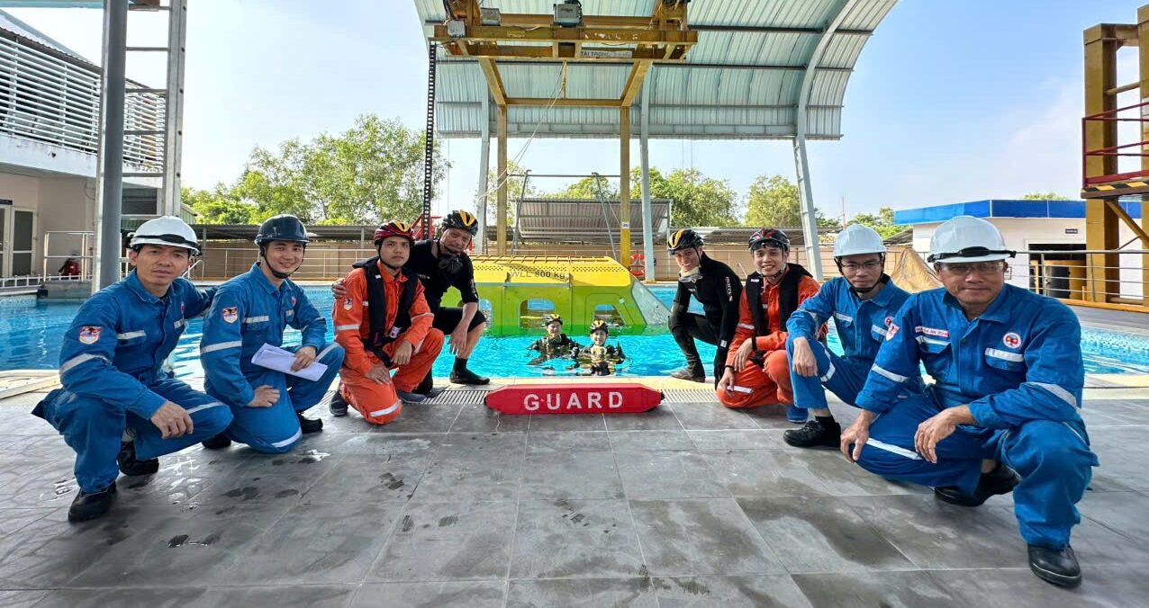TTAT Vietsov - Trung tâm An toàn và Bảo vệ Môi trường Vietsovpetro Diễn tập cứu hộ thực hành HUET – An toàn sống còn cho hoạt động đào tạo thoát hiểm trực thăng tại hồ huấn luyện.