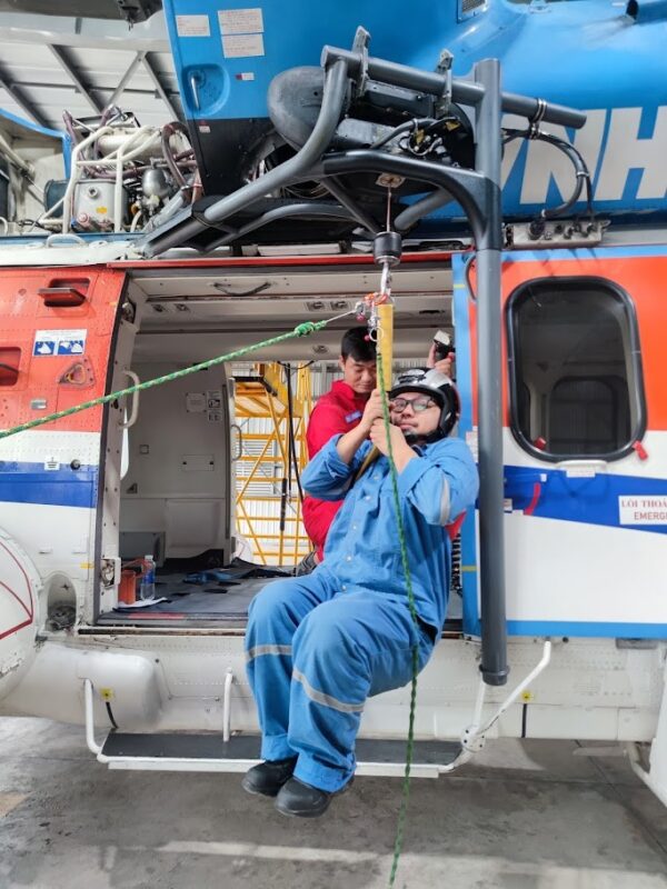 TTAT Vietsov - Trung tâm An toàn và Bảo vệ Môi trường Vietsovpetro TTAT - BVMT Vietsovpetro huấn luyện phương thức lên xuống trực thăng bằng tời cho lực lượng ứng cứu sự cố
