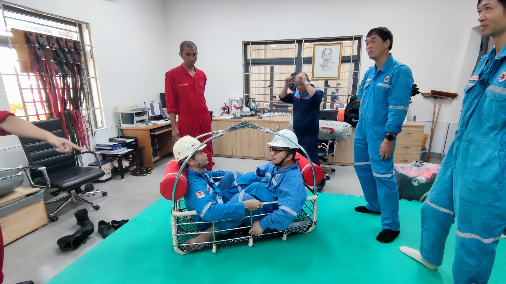 TTAT Vietsov - Trung tâm An toàn và Bảo vệ Môi trường Vietsovpetro TTAT - BVMT Vietsovpetro huấn luyện phương thức lên xuống trực thăng bằng tời cho lực lượng ứng cứu sự cố