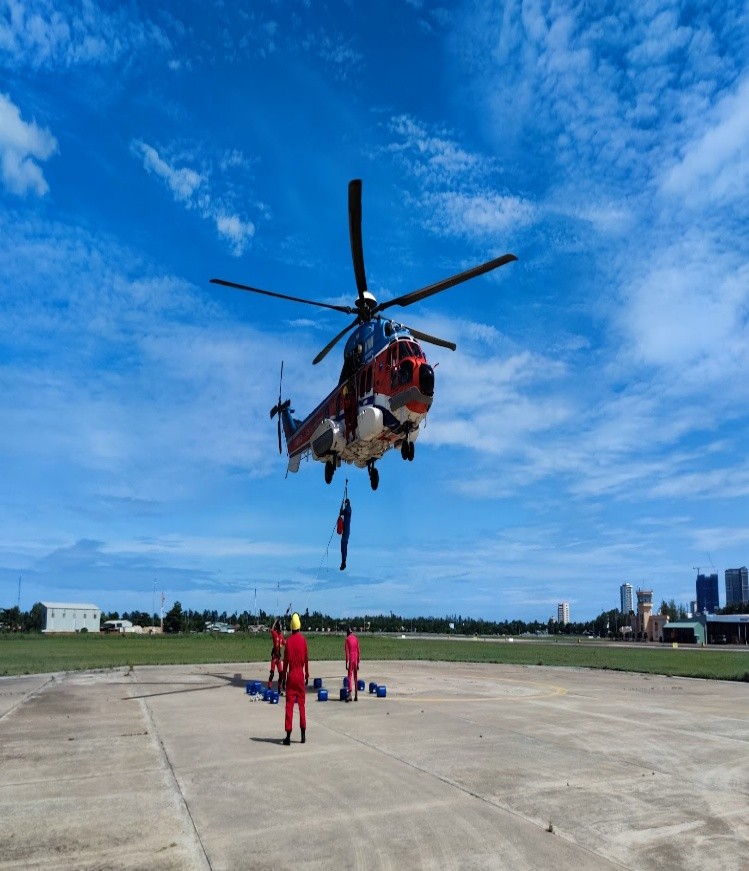 TTAT Vietsov - Trung tâm An toàn và Bảo vệ Môi trường Vietsovpetro TTAT - BVMT Vietsovpetro huấn luyện phương thức lên xuống trực thăng bằng tời cho lực lượng ứng cứu sự cố