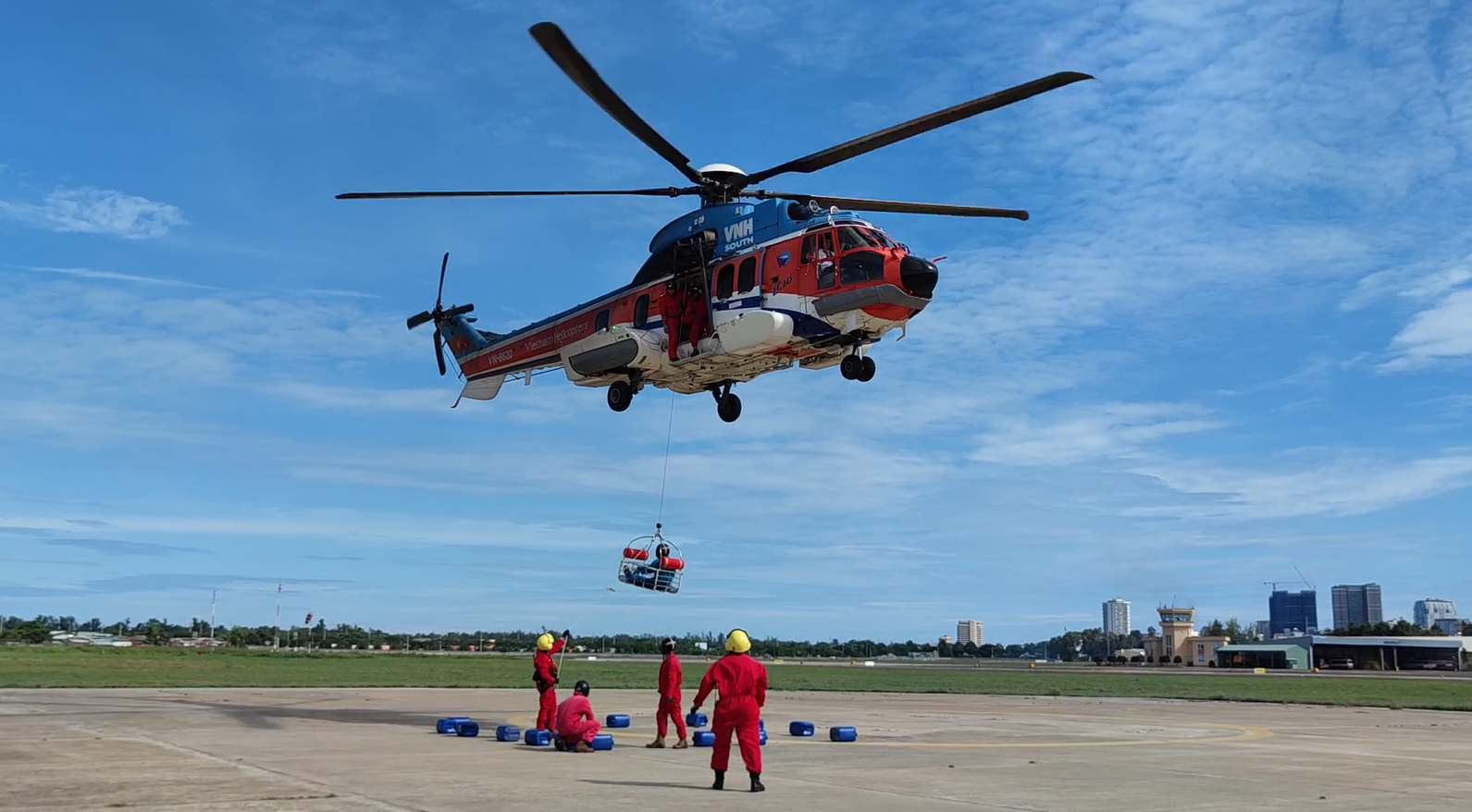 TTAT Vietsov - Trung tâm An toàn và Bảo vệ Môi trường Vietsovpetro TTAT - BVMT Vietsovpetro huấn luyện phương thức lên xuống trực thăng bằng tời cho lực lượng ứng cứu sự cố