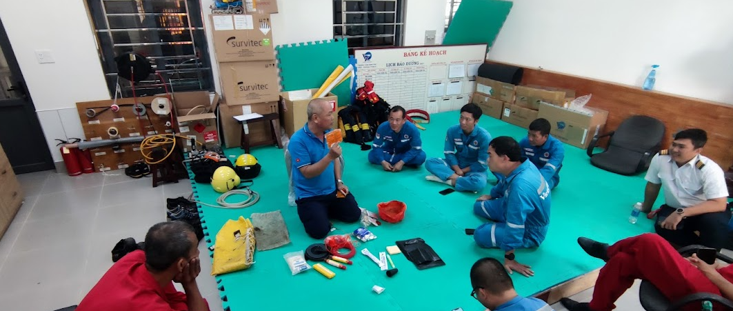 TTAT Vietsov - Trung tâm An toàn và Bảo vệ Môi trường Vietsovpetro TTAT - BVMT Vietsovpetro huấn luyện phương thức lên xuống trực thăng bằng tời cho lực lượng ứng cứu sự cố