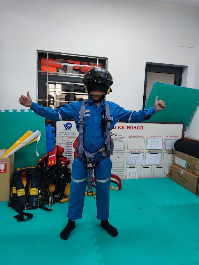 TTAT Vietsov - Trung tâm An toàn và Bảo vệ Môi trường Vietsovpetro TTAT - BVMT Vietsovpetro huấn luyện phương thức lên xuống trực thăng bằng tời cho lực lượng ứng cứu sự cố