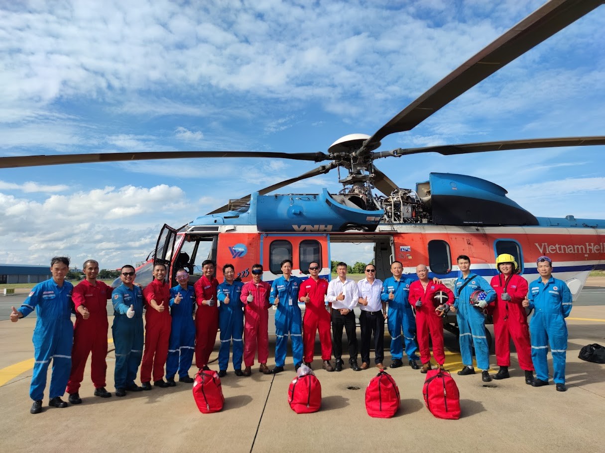 TTAT Vietsov - Trung tâm An toàn và Bảo vệ Môi trường Vietsovpetro TTAT - BVMT Vietsovpetro huấn luyện phương thức lên xuống trực thăng bằng tời cho lực lượng ứng cứu sự cố