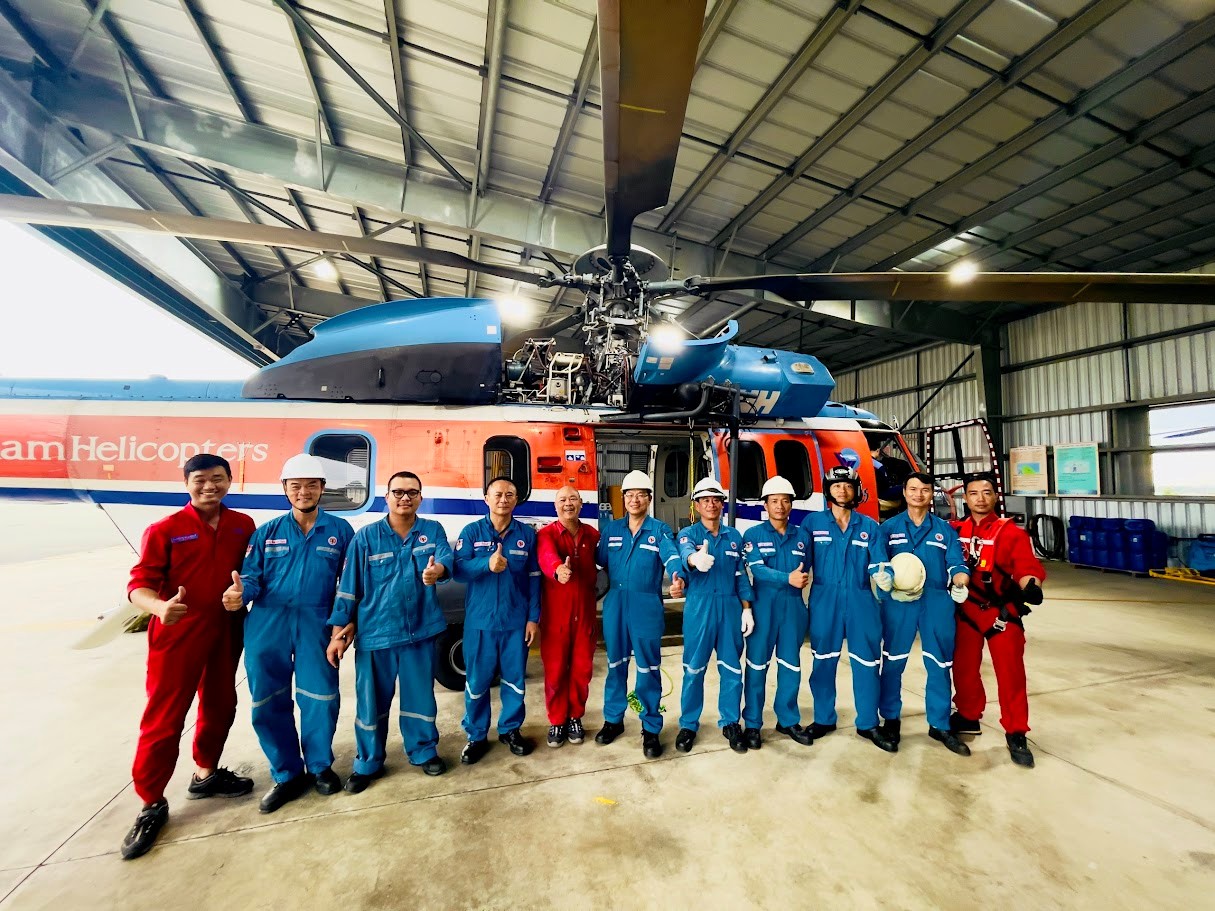 TTAT Vietsov - Trung tâm An toàn và Bảo vệ Môi trường Vietsovpetro TTAT - BVMT Vietsovpetro huấn luyện phương thức lên xuống trực thăng bằng tời cho lực lượng ứng cứu sự cố