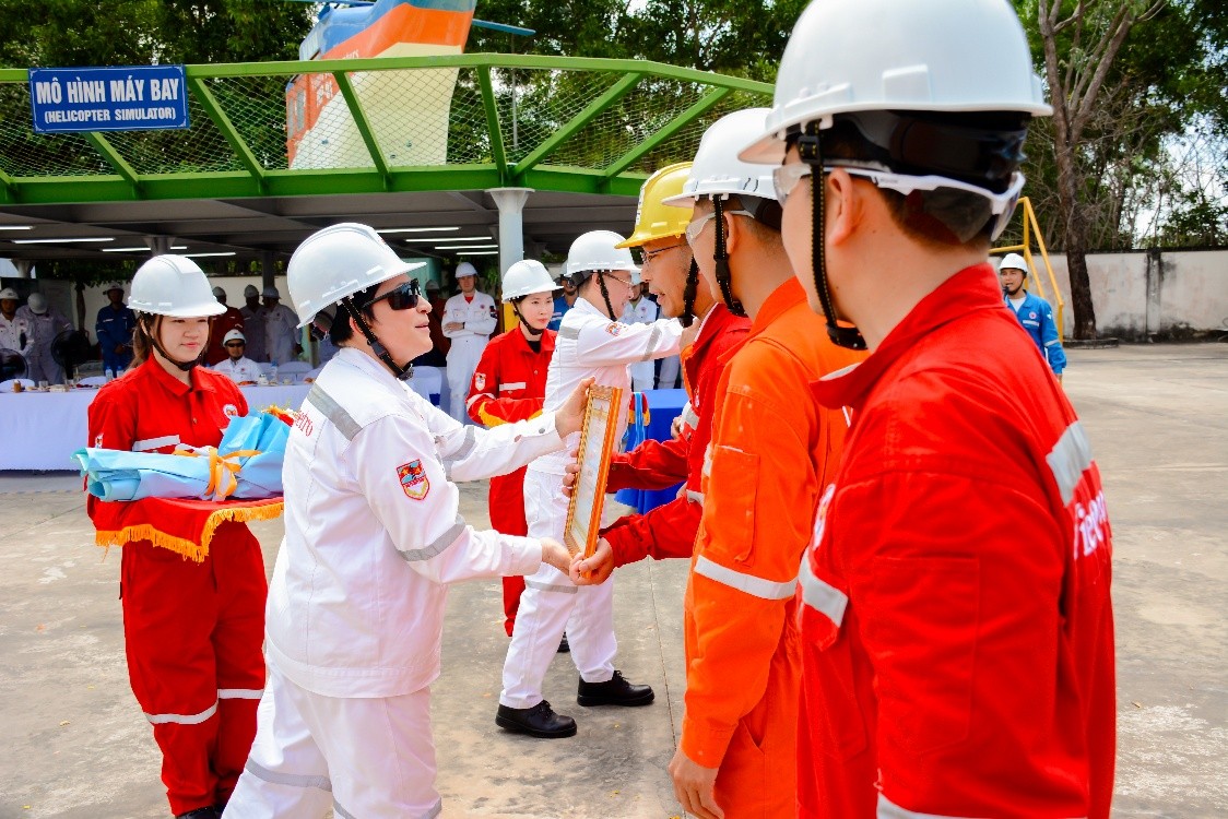 TTAT Vietsov - Trung tâm An toàn và Bảo vệ Môi trường Vietsovpetro VIETSOVPETRO TỔ CHỨC THÀNH CÔNG HỘI THAO ỨNG PHÓ SỰ CỐ TRÊN CÔNG TRÌNH BIỂN KHẲNG ĐỊNH NĂNG LỰC SẴN SÀNG TRONG MÔI TRƯỜNG DẦU KHÍ TTAT Vietsov - Trung tâm An toàn và Bảo vệ Môi trường Vietsovpetro VIETSOVPETRO TỔ CHỨC THÀNH CÔNG HỘI THAO ỨNG PHÓ SỰ CỐ TRÊN CÔNG TRÌNH BIỂN KHẲNG ĐỊNH NĂNG LỰC SẴN SÀNG TRONG MÔI TRƯỜNG DẦU KHÍ