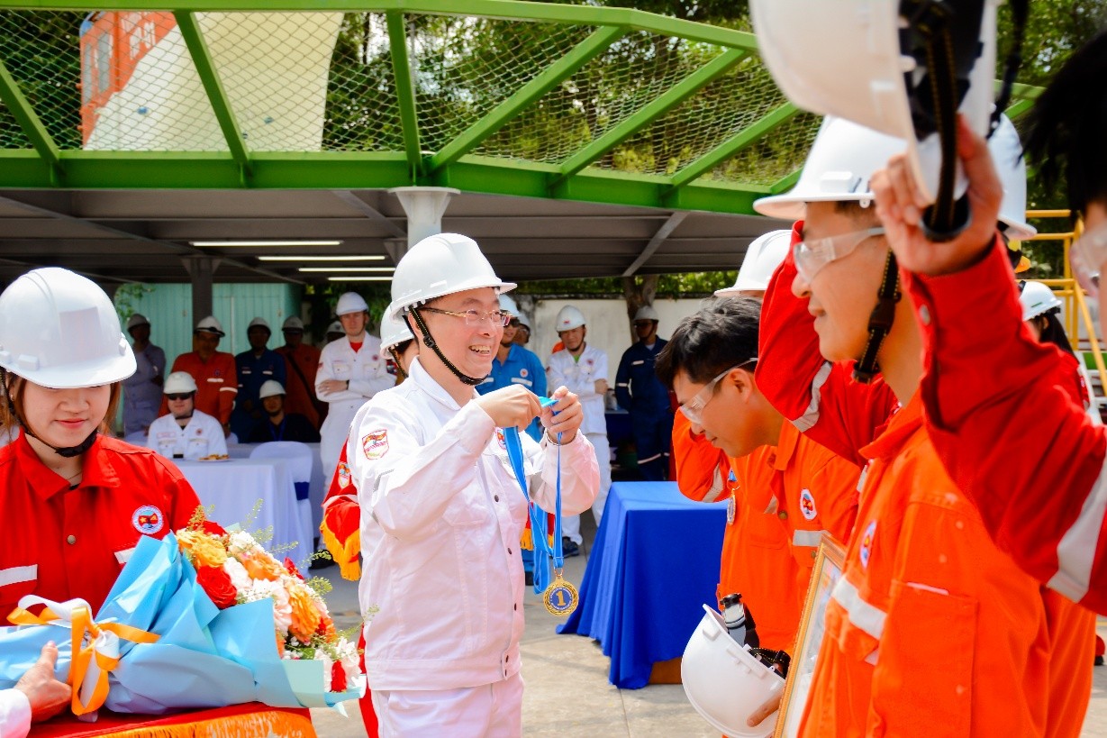 TTAT Vietsov - Trung tâm An toàn và Bảo vệ Môi trường Vietsovpetro VIETSOVPETRO TỔ CHỨC THÀNH CÔNG HỘI THAO ỨNG PHÓ SỰ CỐ TRÊN CÔNG TRÌNH BIỂN KHẲNG ĐỊNH NĂNG LỰC SẴN SÀNG TRONG MÔI TRƯỜNG DẦU KHÍ TTAT Vietsov - Trung tâm An toàn và Bảo vệ Môi trường Vietsovpetro VIETSOVPETRO TỔ CHỨC THÀNH CÔNG HỘI THAO ỨNG PHÓ SỰ CỐ TRÊN CÔNG TRÌNH BIỂN KHẲNG ĐỊNH NĂNG LỰC SẴN SÀNG TRONG MÔI TRƯỜNG DẦU KHÍ