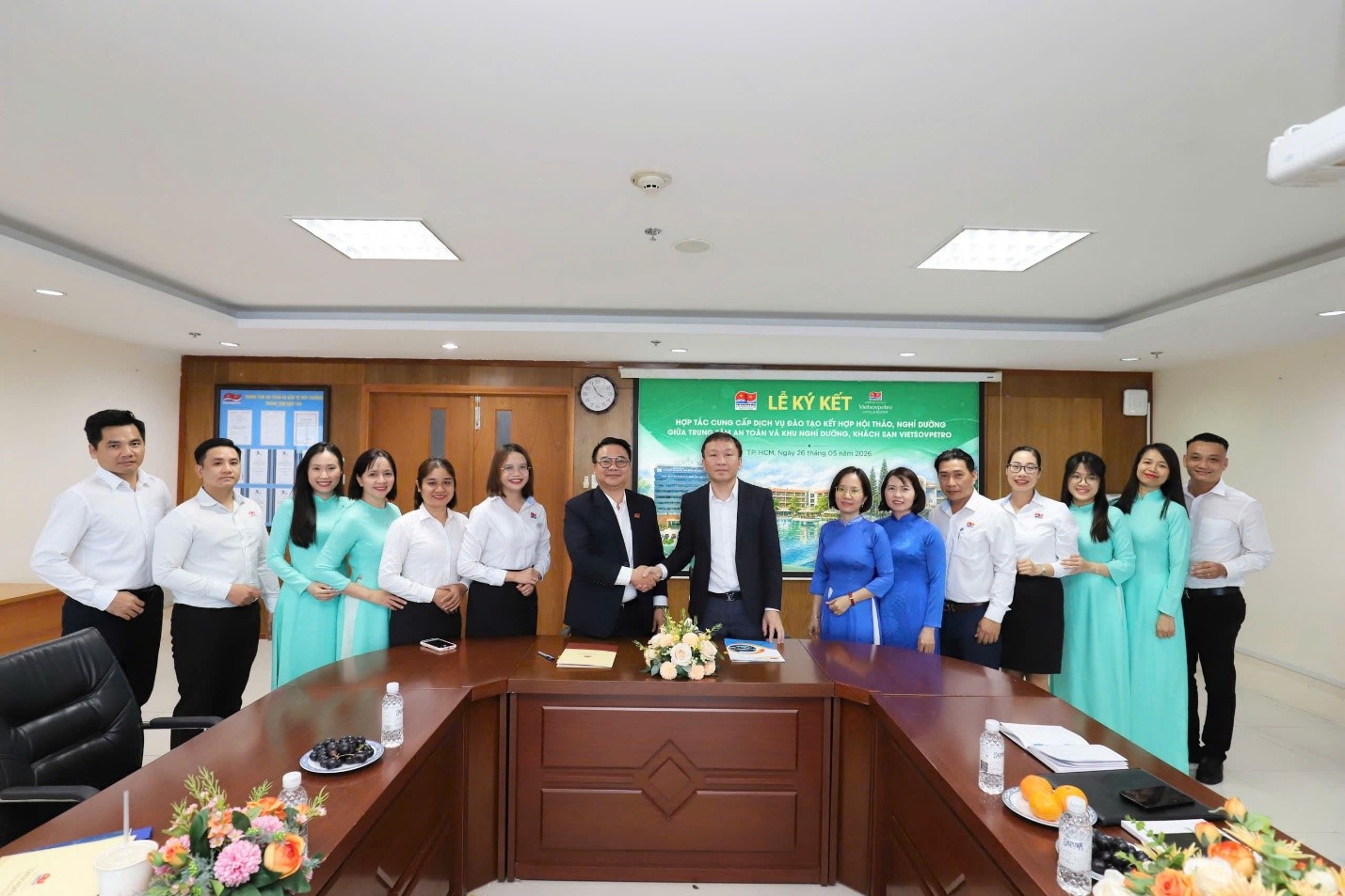 TTAT Vietsov - Trung tâm An toàn và Bảo vệ Môi trường Vietsovpetro Trung tâm An toàn và Bảo vệ môi trường & Khu nghỉ dưỡng, Khách sạn Vietsovpetro ký kết Hợp đồng khung hợp tác đào tạo kết hợp nghỉ dưỡng kiến tạo mô hình đào tạo trải nghiệm chuyên nghiệp – hiện đại – khác biệt TTAT Vietsov - Trung tâm An toàn và Bảo vệ Môi trường Vietsovpetro Trung tâm An toàn và Bảo vệ môi trường & Khu nghỉ dưỡng, Khách sạn Vietsovpetro ký kết Hợp đồng khung hợp tác đào tạo kết hợp nghỉ dưỡng kiến tạo mô hình đào tạo trải nghiệm chuyên nghiệp – hiện đại – khác biệt
