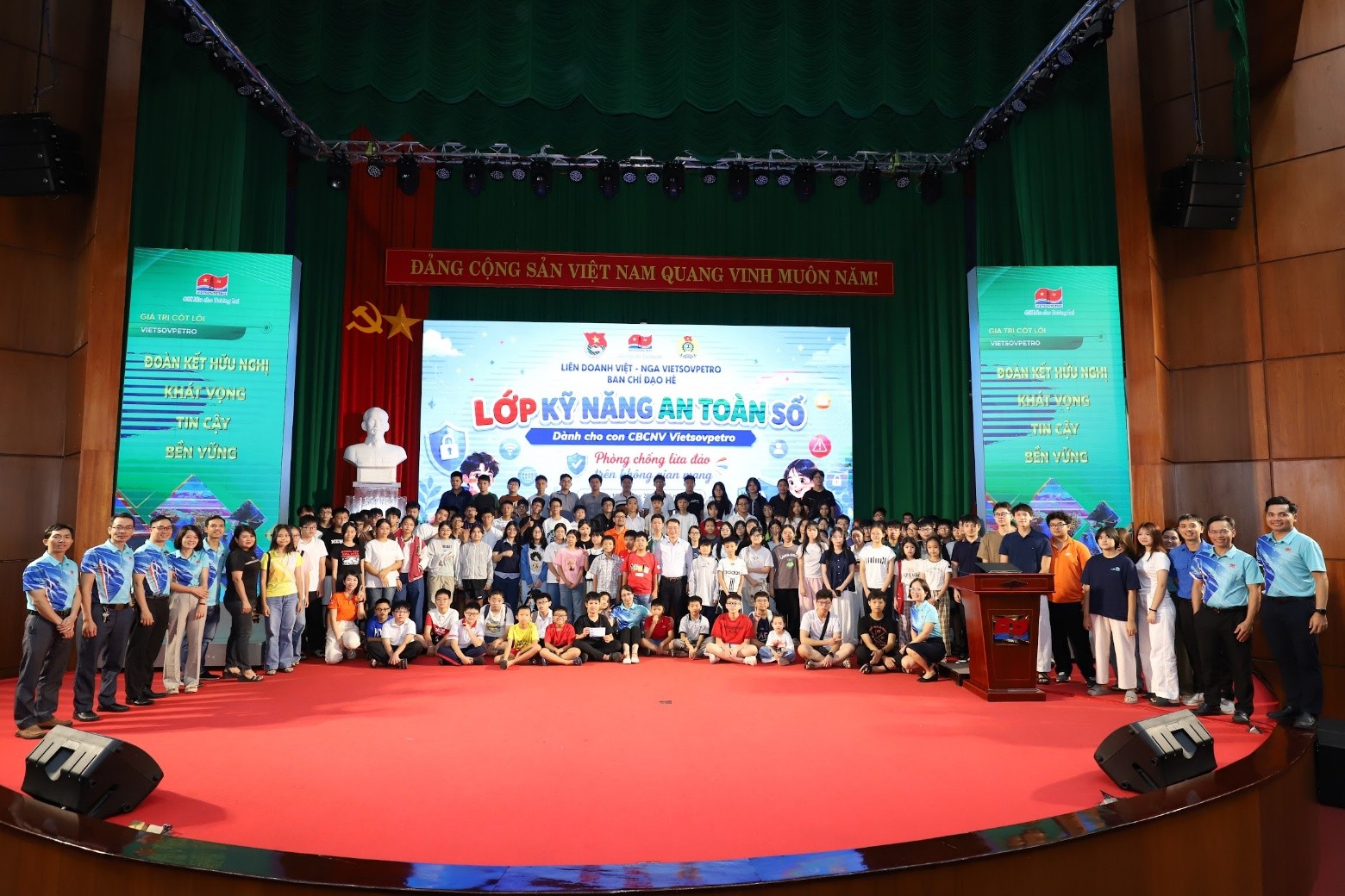 TTAT Vietsov - Trung tâm An toàn và Bảo vệ Môi trường Vietsovpetro Vietsovpetro tổ chức thành công Lớp Kỹ năng An toàn số cho 150 con CBCNV