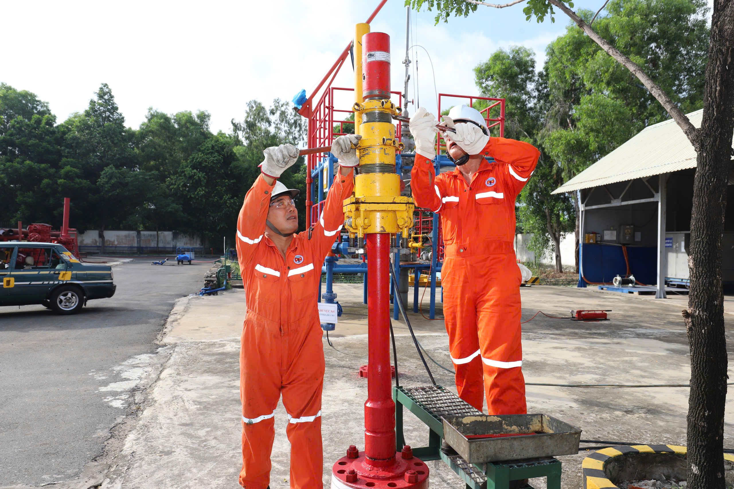 TTAT Vietsov - Trung tâm An toàn và Bảo vệ Môi trường Vietsovpetro TTAT&BVMT tổ chức Hội thảo mở rộng về nâng cao năng lực an toàn chống phun trên các công trình dầu khí ngoài khơi TTAT Vietsov - Trung tâm An toàn và Bảo vệ Môi trường Vietsovpetro TTAT&BVMT tổ chức Hội thảo mở rộng về nâng cao năng lực an toàn chống phun trên các công trình dầu khí ngoài khơi