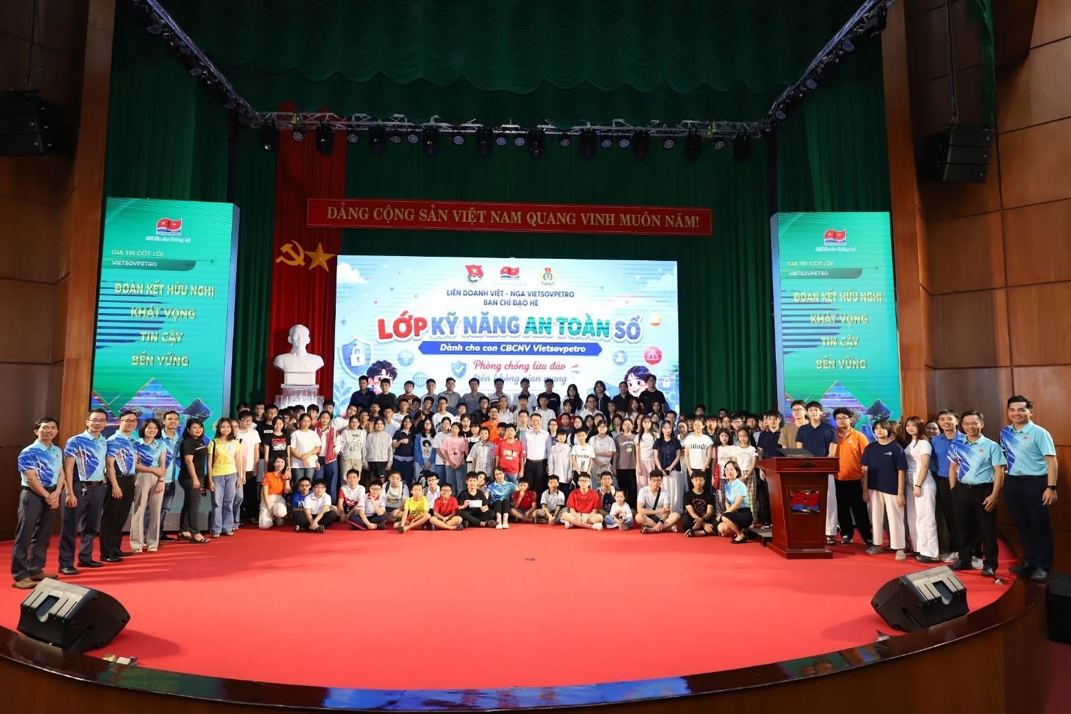 TTAT Vietsov - Trung tâm An toàn và Bảo vệ Môi trường Vietsovpetro Dấu ấn 6 tháng đầu năm 2026: TTAT&BVMT lan tỏa văn hóa đoàn kết, đổi mới và trách nhiệm TTAT Vietsov - Trung tâm An toàn và Bảo vệ Môi trường Vietsovpetro Dấu ấn 6 tháng đầu năm 2026: TTAT&BVMT lan tỏa văn hóa đoàn kết, đổi mới và trách nhiệm
